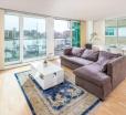 Modern Apt For 4 With River Thames View!