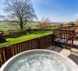 Douglas Fir Lodge With Hot Tub Near Cupar Fife