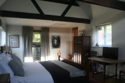 The Old Barn Bridge Cottage, Liphook, 