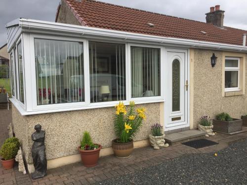 Honeysuckle-peaceful Scottish Cottage With Hot Tub, Airdrie, 