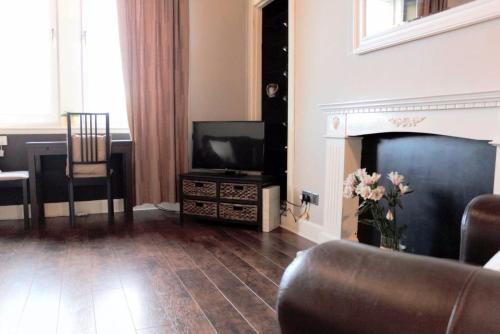 2 Bedroom Central Apartment Sleeps 3, Murrayfield, 