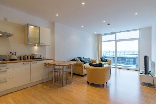 2 Bedroom Luxury Apartment In Glasgow West End, Hillhead, 