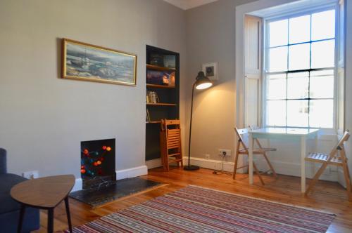 1 Bedroom Flat Near Princes St Sleeps 4, Edinburgh, 