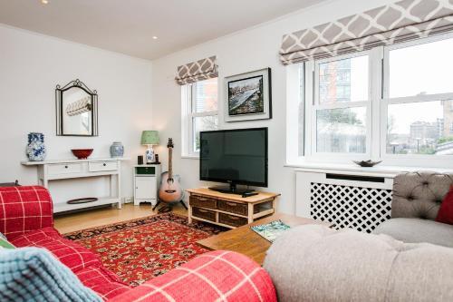 3 Bedroom House In Battersea Accommodates 5, Parsons Green, 