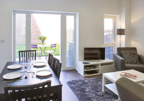 Shortstaymk Campbell Park Serviced Houses, With Free Superfast Wi-fi, Parking, Sky Sports And Mo, Milton Keynes, 