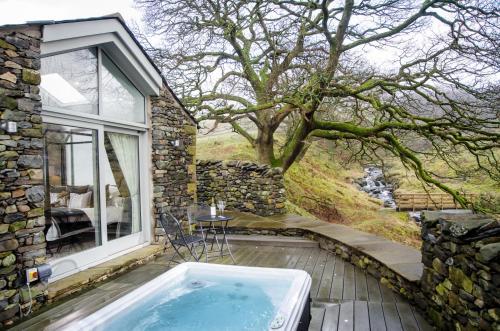 The Cow Shed - With Hot Tub, Kirkby Lonsdale, 
