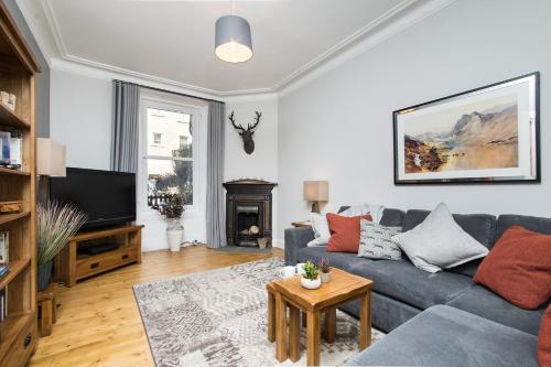 Beautiful, Traditional 2 Bedroom Main Door Flat, Leith, 