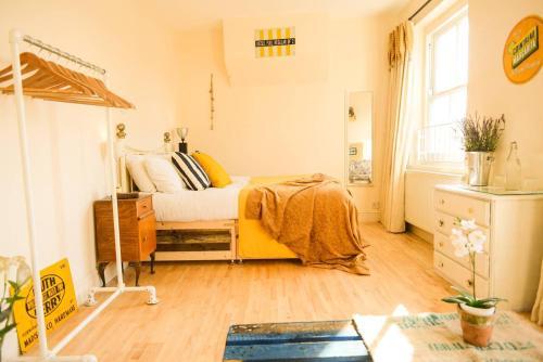 London's East End 2 Bedroom Apartment, Stepney, 