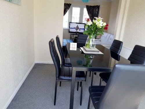 Blackpoolholidaylets Salmesbury Avenue Families And Contractors Only, Blackpool, 