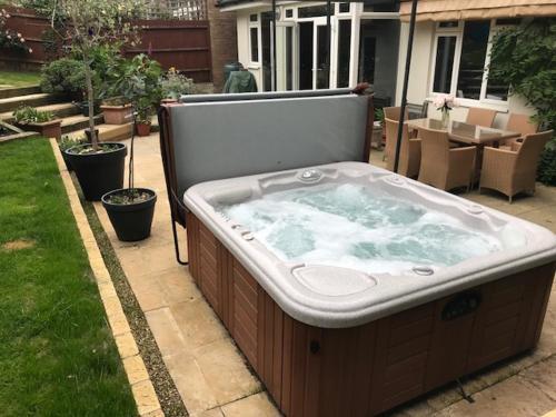 Wimbledon Tennis House With Hot Tub; 4 Minute Walk, Wimbledon, 