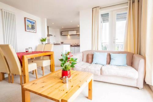 2 Bedroon Apartment With Balcony And Seaviews, Edinburgh, 