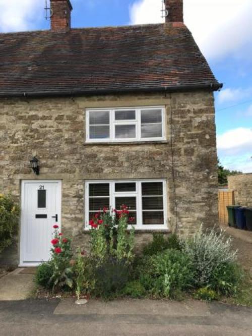 Cottage On The Green, Brackley, 