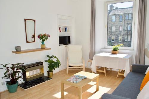 Bright 1 Bedroom Flat Near Leith, Leith, 