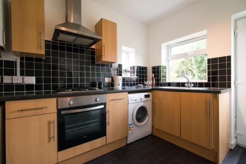 Astley Serviced Accommodation, Leigh, 