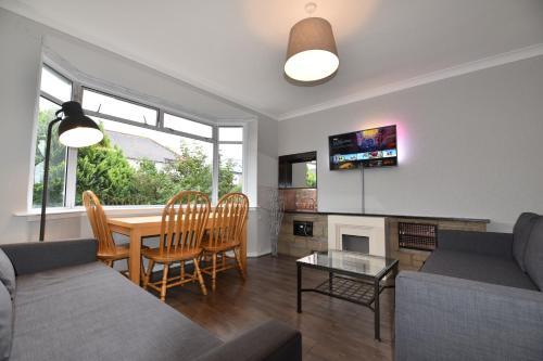 Sighthill 3 Bedroom Flat With Private Garden, Murrayfield, 