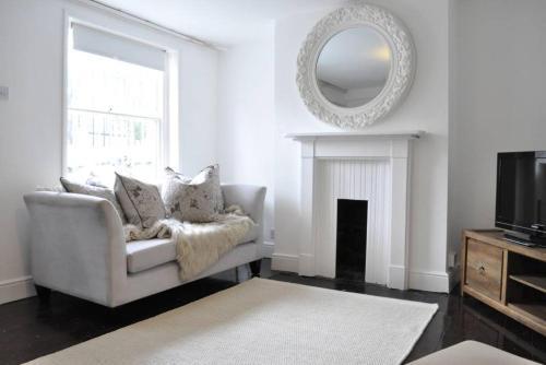 Elegant 1 Bedroom Apartment In Clapham Manor, Clapham, 