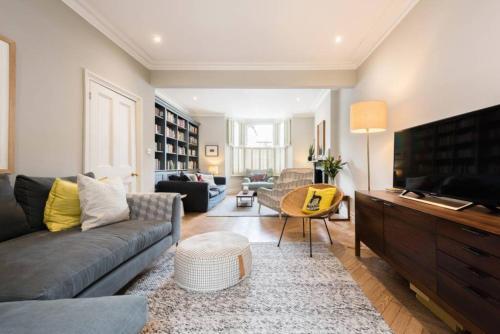 Comfortable 5 Bedroom Family House, Parsons Green, 