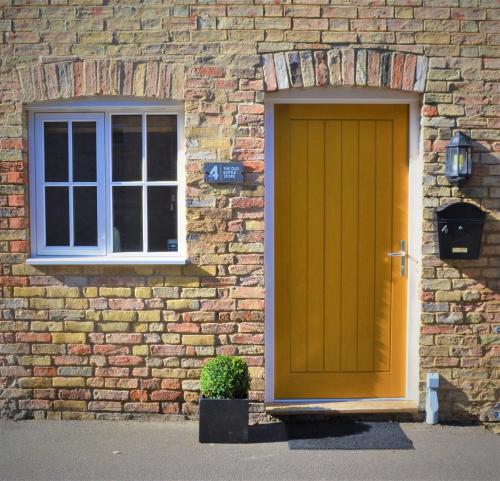 The Old Bottle Store - 2 Double Bedrooms, 2 Bathrooms, St Ives, Cambridgeshire, St Ives, 