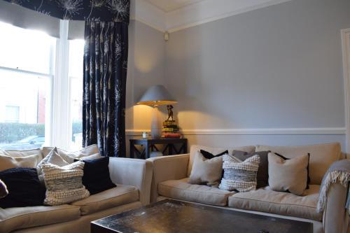 2 Bedroom House In Clapham Common, Clapham, 