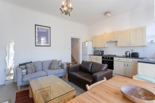 Comfortable 3 Bedroom Flat In Battersea, Clapham, 