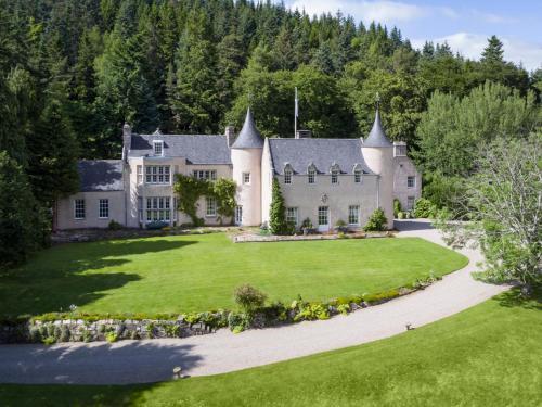 Strathdon Chateau Sleeps 26 Wifi, Strathdon, 