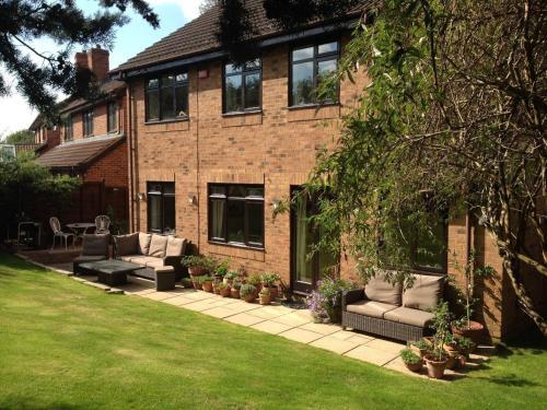 Spacious Homestay With Parking, Maidenhead, 