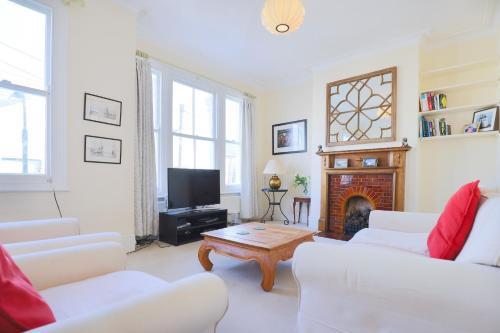 Comfortable & Bright Family Home - Imperial Wharf, Parsons Green, 