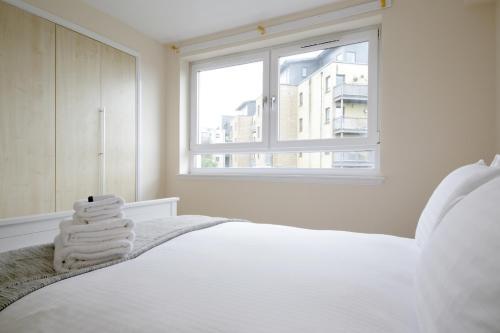 Hawkhill 9 - Contemporary Edinburgh Apartment And Secure Parking, Leith, 