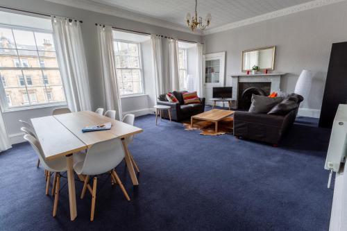 Airy Elegant 4 Bedroom Apartment, Edinburgh, 