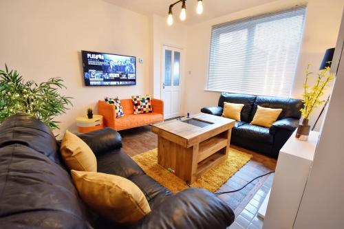 Funky & Cosy Pad With Space Invaders, Fulford, 