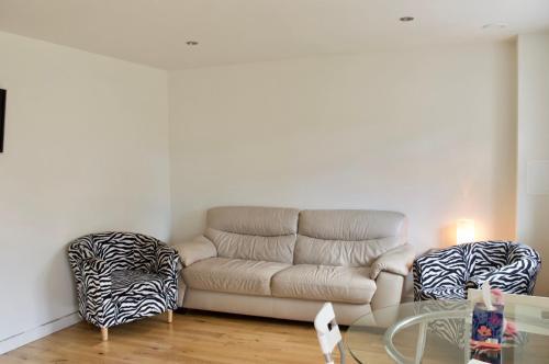 Modern 2 Bedroom Apartment With Parking, Edinburgh, 