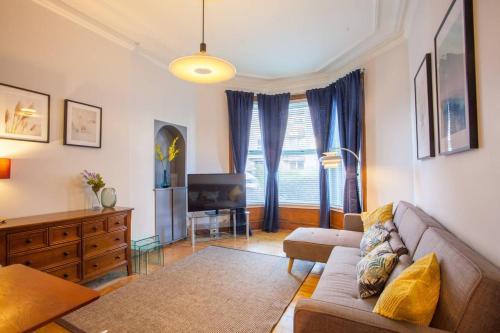 Stylish + Modern Tenement Flat Close To City Centre, Gorebridge, 