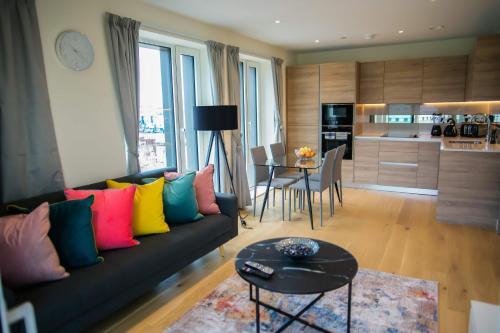 Thames View 2 Bed Apartment With Balcony, Woolwich, 