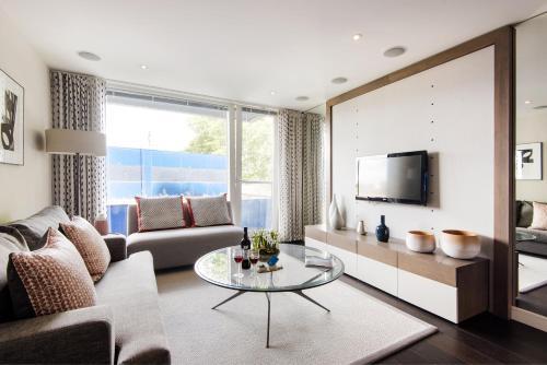 Bright Chelsea Grosvenor Waterside Apartment, Pimlico, 