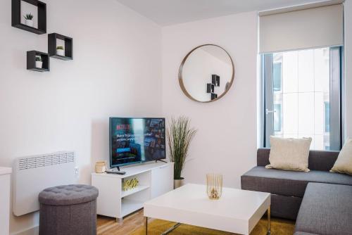 Contemporary 1 Bed Apartment In Media City, Sleeps 4, Free Gym, Salford, 