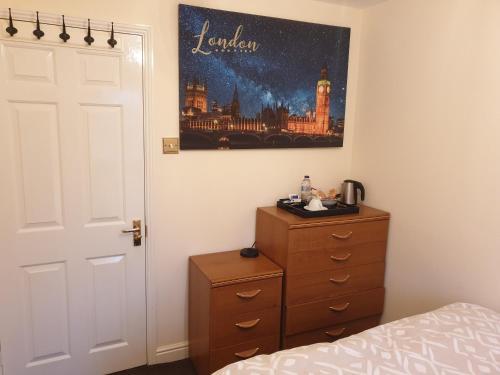 Lovely Room & Private Bathroom In Heart Of London, North Finchley, 