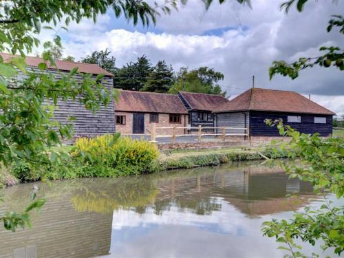 Rustic Holiday Home In Hailsham Kent With Duck Pond, Herstmonceux, 