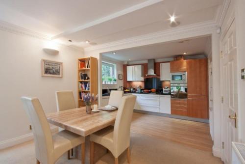 Luxurious Apartment Near City Centre, Murrayfield, 