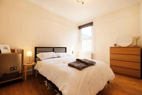 E11 Bright & Spacious 2 Bedroom Flat, Leytonstone, 