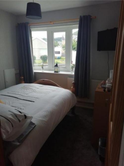 Private Bedroom In A Detached Bungalow, Porthmadog, 