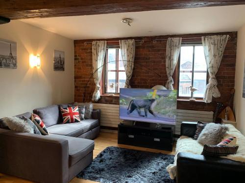 2 Bed Duplex Penthouse Apartment By Mathew Street Sleeps 6, Liverpool, 