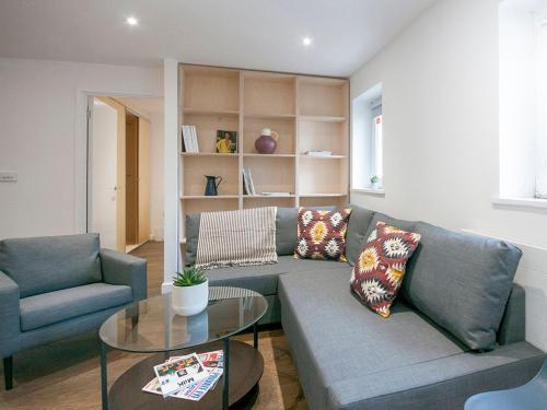 2 Bed Modern Apart W/parking In Trendy Pontcanna, Cardiff, 