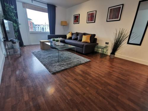 Voyager Apartments * Sleeps 6 * Parking, Birmingham, 