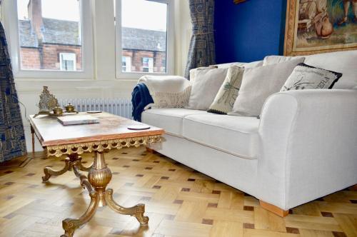 Imperial Themed Boutique 1 Bedroom Flat Off Leith Walk, Leith, 