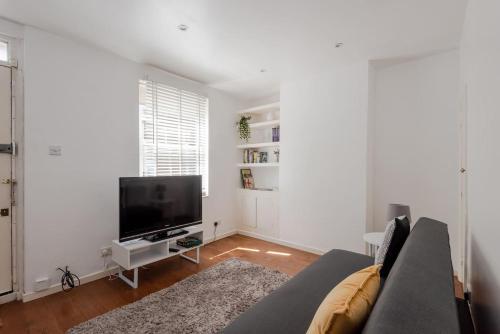 2br Apt With Garden In London By Guestready, Docklands, 