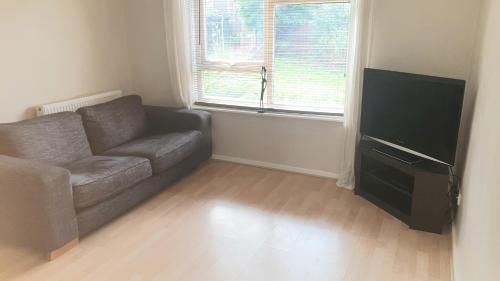 2 Bed House Sleeps 6 Short Taxi To Leeds City Centre, Leeds, 