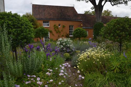 Unique Cosy Cottage With Stunning Gardens, Musselburgh, 