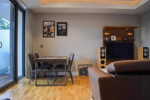 Modern 1 Bedroom Apartment With Balcony By Preston Park, Brighton, 