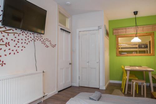 Edina * Bright City Centre Apartment, Edinburgh, 