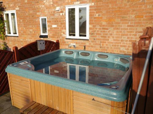 Juliet Cottage Hot Tub Sleeps 3 Singles Or Double, Wilmcote, 